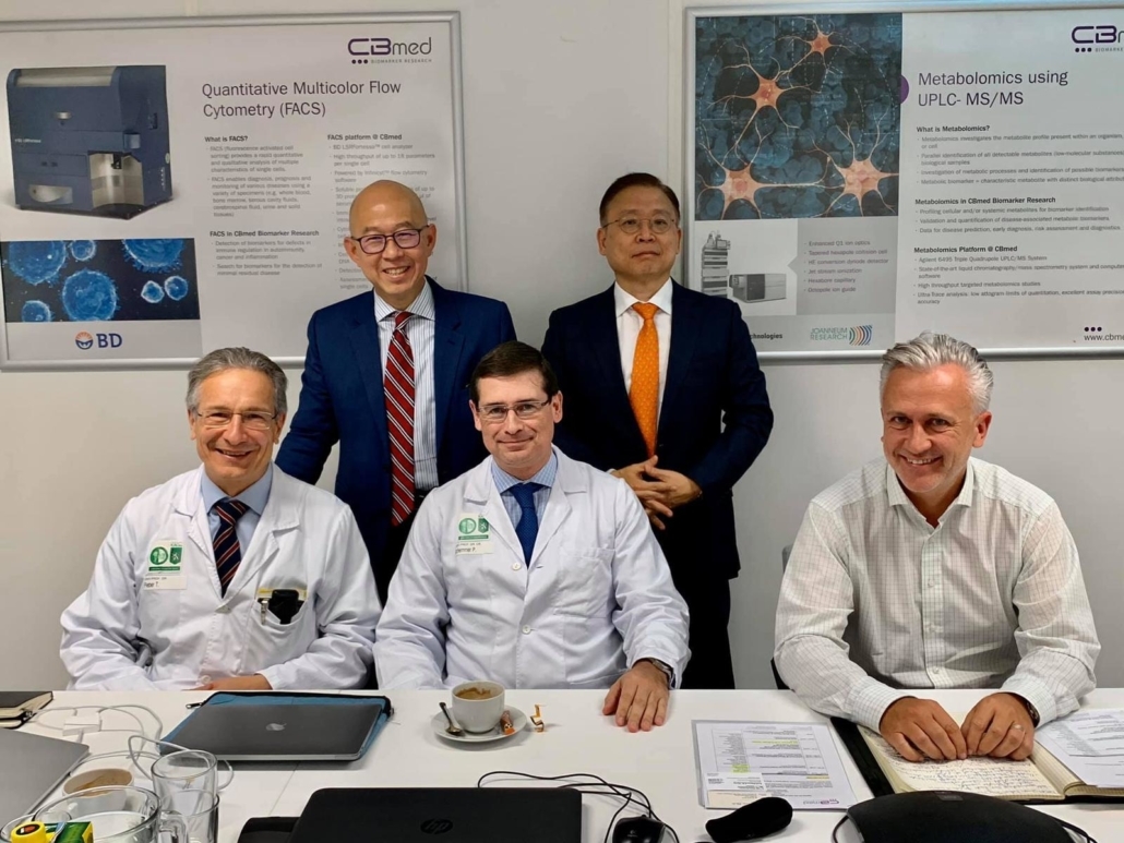 A transcontinental partnership: Prof. Pierce Chow (Chief Medical Officer, AvataMed), Dr. Young Yun (CEO, Avatamed), in front Prof. Thomas Pieber (CSO, CBmed), Prof. Peter Schemmer (Med Uni Graz), Robert Lobnig (CFO, CBmed).